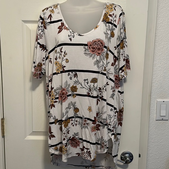 Maurices Tops - 🌻 Maurice’s Floral Stripe Top 1X